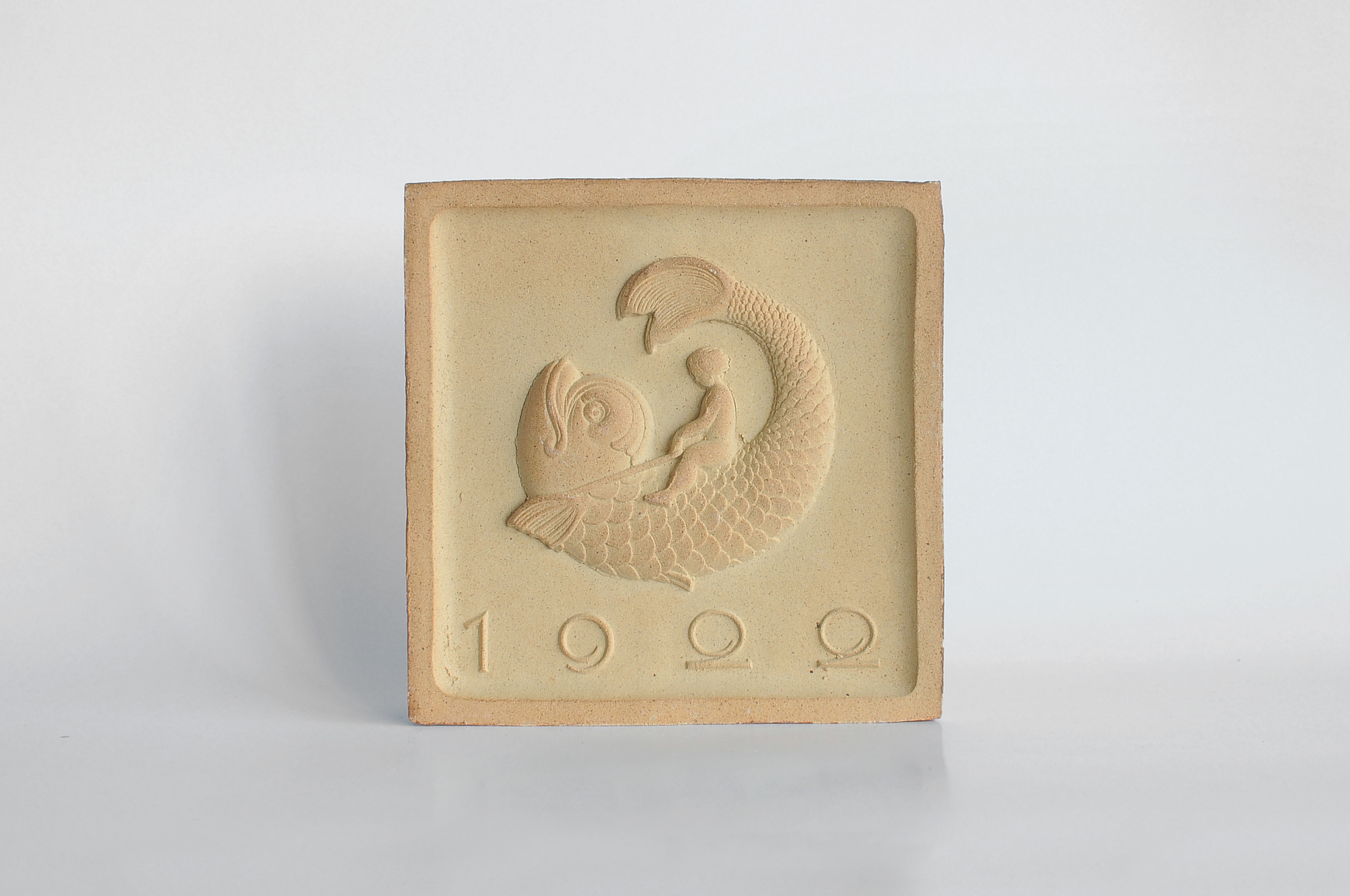 Изображение Хаусмарки Хаусмарка Мальчик на рыбе, римский кирпич